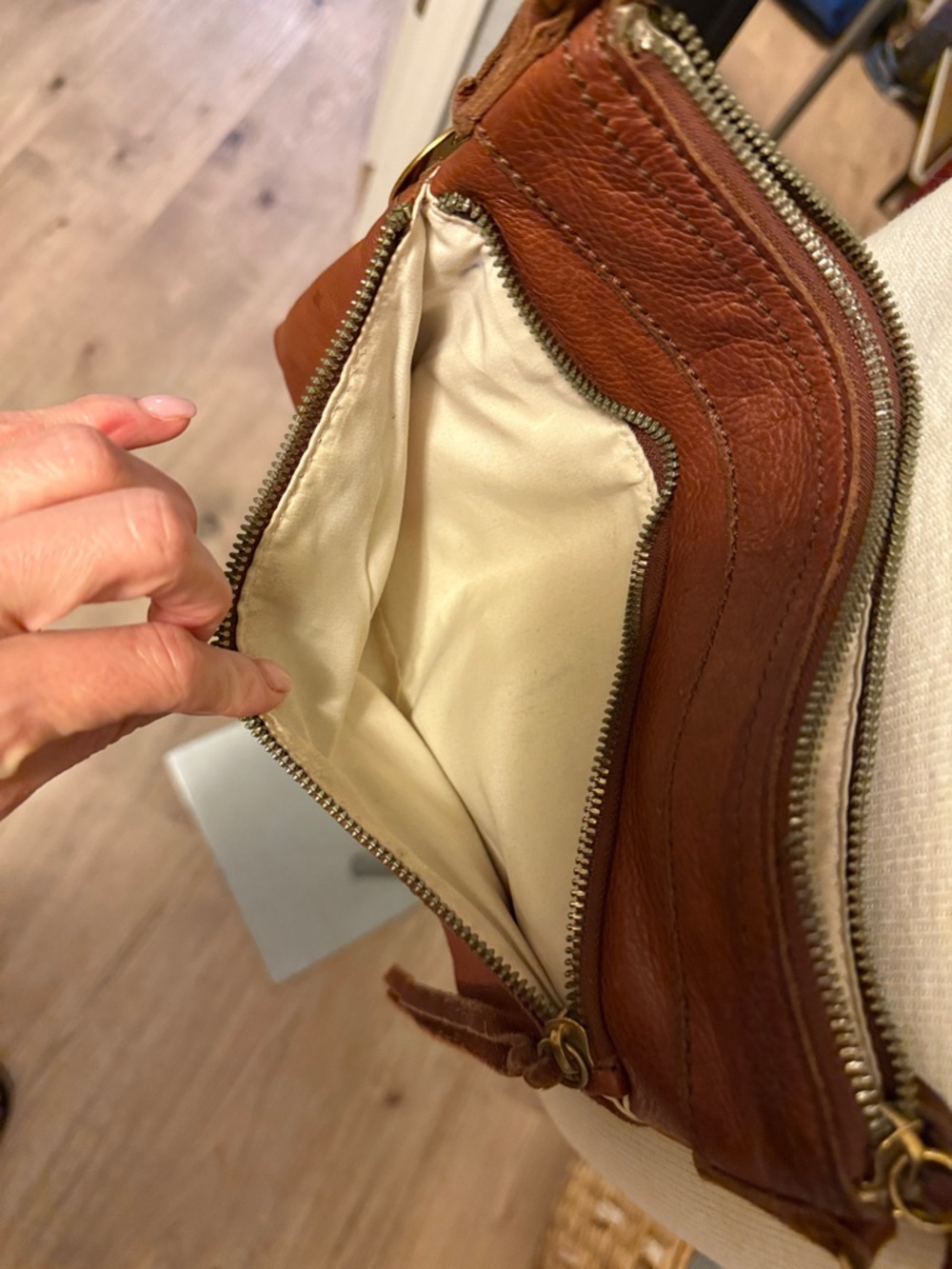 Margot New York - Genuine Leather Crossbody Bag in Cognac Brown - Picture 5 of 10